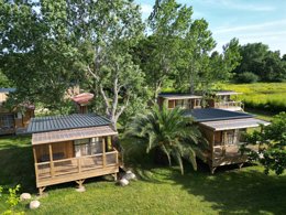 Camping Pas Cher vous présente avec son site Officiel campingpascher.fr, le Camping L'Oso classé 3 étoiles, situé sur la commune de Porto-vecchio dans le département Corse Du Sud (Corse) en France. Le camping L'Oso, vous présente un hébergement de type mobil-home de 25 m² pour 3 personnes avec climatisation. Le camping L'Oso vous propose du jeudi 30 avril au jeudi 07 mai 2026 pour 7 nuits à 560€. Cette location propose 80 dates différentes pour réserver votre séjour. Découvrez également les 4 autres gammes d'hébergements du camping. Les Avis clients pour le Camping L'Oso sont excellents avec une note moyenne de 8 sur 10. MerRivière, Piscine extérieure, Aire de jeux enfants, Canoë-kayak, Centre équestre, Jet-ski, Ping-pong, Planche à voile, Plongée, Pétanque, Randonnée, Surf, Terrain de volley-ball, Boulangerie, Snack/Bar, Supermarché, Épicerie,... En savoir plus : cliquez-ICI.