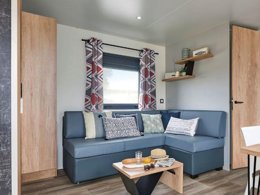 Camping Pas Cher vous présente avec son site Officiel campingpascher.fr, le Camping L'Oso classé 3 étoiles, situé sur la commune de Porto-vecchio dans le département Corse Du Sud (Corse) en France. Le camping L'Oso, vous présente un hébergement de type mobil-home de 32 m² pour 3 personnes avec climatisation. Le camping L'Oso vous propose du sam. 19 septembre au sam. 26 septembre 2026 pour 7 nuits à 590€. Cette location propose 77 dates différentes pour réserver votre séjour. Découvrez également les 4 autres gammes d'hébergements du camping. Les Avis clients pour le Camping L'Oso sont excellents avec une note moyenne de 8 sur 10. MerRivière, Piscine extérieure, Aire de jeux enfants, Canoë-kayak, Centre équestre, Jet-ski, Ping-pong, Planche à voile, Plongée, Pétanque, Randonnée, Surf, Terrain de volley-ball, Boulangerie, Snack/Bar, Supermarché, Épicerie,... En savoir plus : cliquez-ICI.