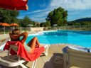 Camping Pas Cher vous présente avec son site Officiel campingpascher.fr, le Camping Les Prés Du Verdon classé 3 étoiles, situé sur la commune de Quinson dans le département Alpes-de-haute-provence (Provence Alpes Côte D'azur) en France. Le camping Les Prés Du Verdon, vous présente un hébergement de type mobil-home de 34 m² pour 4 personnes avec climatisation. Le camping Les Prés Du Verdon vous propose du sam. 01 août au sam. 08 août 2026, en promotion à -20% pour 7 nuits à 969 € au lieu de 1214,0 € soit une Économie de 245 €. Cette location propose 5 dates différentes pour réserver votre séjour. Découvrez également les 19 autres gammes d'hébergements du camping. Les Avis clients pour le Camping Les Prés Du Verdon sont excellents avec une note moyenne de 8 sur 10. Piscine extérieure, Club enfants, Aire de jeux enfants, Canoë-kayak, Centre équestre, Court de tennis, Ping-pong, Pétanque,... En savoir plus : cliquez-ICI.
