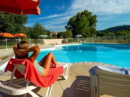 Camping Pas Cher vous présente avec son site Officiel campingpascher.fr, le Camping Les Prés Du Verdon classé 3 étoiles, situé sur la commune de Quinson dans le département Alpes-de-haute-provence (Provence Alpes Côte D'azur) en France. Le camping Les Prés Du Verdon, vous présente un hébergement de type mobil-home de 34 m² pour 4 personnes avec climatisation. Le camping Les Prés Du Verdon vous propose du sam. 01 août au sam. 08 août 2026, en promotion à -20% pour 7 nuits à 969 € au lieu de 1214,0 € soit une Économie de 245 €. Cette location propose 5 dates différentes pour réserver votre séjour. Découvrez également les 19 autres gammes d'hébergements du camping. Les Avis clients pour le Camping Les Prés Du Verdon sont excellents avec une note moyenne de 8 sur 10. Piscine extérieure, Club enfants, Aire de jeux enfants, Canoë-kayak, Centre équestre, Court de tennis, Ping-pong, Pétanque,... En savoir plus : cliquez-ICI.