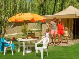 Camping Pas Cher vous présente avec son site Officiel campingpascher.fr, le Camping Les Prés Du Verdon classé 3 étoiles, situé sur la commune de Quinson dans le département Alpes-de-haute-provence (Provence Alpes Côte D'azur) en France. Le camping Les Prés Du Verdon, vous présente un hébergement de type tente en toile et bois de 16 m² pour 4 personnes. Le camping Les Prés Du Verdon vous propose du vendredi 12 juin au vendredi 19 juin 2026, en promotion à -20% pour 7 nuits à 189 € au lieu de 238,0 € soit une Économie de 49 €. Cette location propose 33 dates différentes pour réserver votre séjour. Découvrez également les 10 autres gammes d'hébergements du camping. Les Avis clients pour le Camping Les Prés Du Verdon sont de 7 sur 10. Piscine extérieure, Club enfants, Aire de jeux enfants, Canoë-kayak, Centre équestre, Court de tennis, Ping-pong, Pétanque,... En savoir plus : cliquez-ICI.