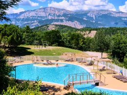 Camping Pas Cher vous présente avec son site Officiel campingpascher.fr, le Camping Le Couriou Pausado classé 4 étoiles, situé sur la commune de Recoubeau Jansac dans le département Drome (Rhône Alpes) en France. Le camping Le Couriou Pausado vous propose un hébergement de type tente. L'établissement vous propose 2 autres types d'hébergements. Découvrez tous nos séjours à petits prix dans la commune et aux alentours de Recoubeau Jansac du département : Drome (Rhône Alpes). Les Avis clients pour le Camping Le Couriou Pausado sont excellents avec une note moyenne de 8 sur 10. Parc aquatique, Piscine extérieure, Animations familiales, Club enfants, Aire de jeux enfants, Ping-pong, Pétanque, Structure gonflable enfants, Terrain de football, Terrain multisports, Bar, Dépôt de pain, Restaurant, Épicerie,... En savoir plus : cliquez-ICI.