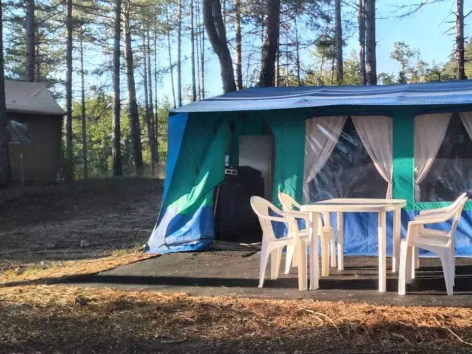 Camping Pas Cher vous présente avec son site Officiel campingpascher.fr, le Camping Le Couriou Pausado classé 4 étoiles, situé sur la commune de Recoubeau Jansac dans le département Drome (Rhône Alpes) en France. Le camping Le Couriou Pausado vous propose un hébergement de type tente. L'établissement vous propose 2 autres types d'hébergements. Découvrez tous nos séjours à petits prix dans la commune et aux alentours de Recoubeau Jansac du département : Drome (Rhône Alpes). Les Avis clients pour le Camping Le Couriou Pausado sont excellents avec une note moyenne de 8 sur 10. Parc aquatique, Piscine extérieure, Animations familiales, Club enfants, Aire de jeux enfants, Ping-pong, Pétanque, Structure gonflable enfants, Terrain de football, Terrain multisports, Bar, Dépôt de pain, Restaurant, Épicerie,... En savoir plus : cliquez-ICI.
