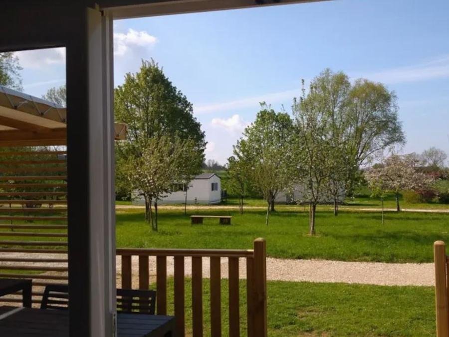 Camping Pas Cher vous présente avec son site Officiel campingpascher.fr, le Camping Vert Auxois classé 3 étoiles, situé sur la commune de Pouilly En Auxois dans le département Côte-d'or (Bourgogne) en France. Le camping Vert Auxois vous propose un hébergement de type mobil-home de 36 m² avec climatisation (télévision). L'établissement vous propose 6 autres types d'hébergements. Découvrez tous nos séjours à petits prix dans la commune et aux alentours de Pouilly En Auxois du département : Côte-d'or (Bourgogne). Les Avis clients pour le Camping Vert Auxois sont excellents avec une note moyenne de 8 sur 10. LacRivière, Piscine extérieure, Aire de jeux enfants, Canoë-kayak, Centre équestre, Golf, Paddle, Ping-pong, Pédalo, Pétanque, Randonnée, Terrain de badminton, Terrain multisports, Voile, Bar, Boulangerie, Brasserie, Bureau de tabac, Dépôt de pain, Plats à emporter, Restaurant, Station-service, Supermarché, Épicerie,... En savoir plus : cliquez-ICI.