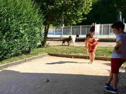 Camping Pas Cher vous présente avec son site Officiel campingpascher.fr, le Camping Vert Auxois classé 3 étoiles, situé sur la commune de Pouilly En Auxois dans le département Côte-d'or (Bourgogne) en France. Le camping Vert Auxois, vous présente un hébergement de type mobil-home de 18 m² et télévision. Le camping Vert Auxois vous propose du vendredi 03 avril au vendredi 10 avril 2026 pour 7 nuits à 504€. Cette location propose 109 dates différentes pour réserver votre séjour. Découvrez également les 4 autres gammes d'hébergements du camping. Les Avis clients pour le Camping Vert Auxois sont excellents avec une note moyenne de 8 sur 10. LacRivière, Piscine extérieure, Aire de jeux enfants, Canoë-kayak, Centre équestre, Golf, Paddle, Ping-pong, Pédalo, Pétanque, Randonnée, Terrain de badminton, Terrain multisports, Voile, Bar, Boulangerie, Brasserie, Bureau de tabac, Dépôt de pain, Plats à emporter, Restaurant, Station-service, Supermarché, Épicerie,... En savoir plus : cliquez-ICI.