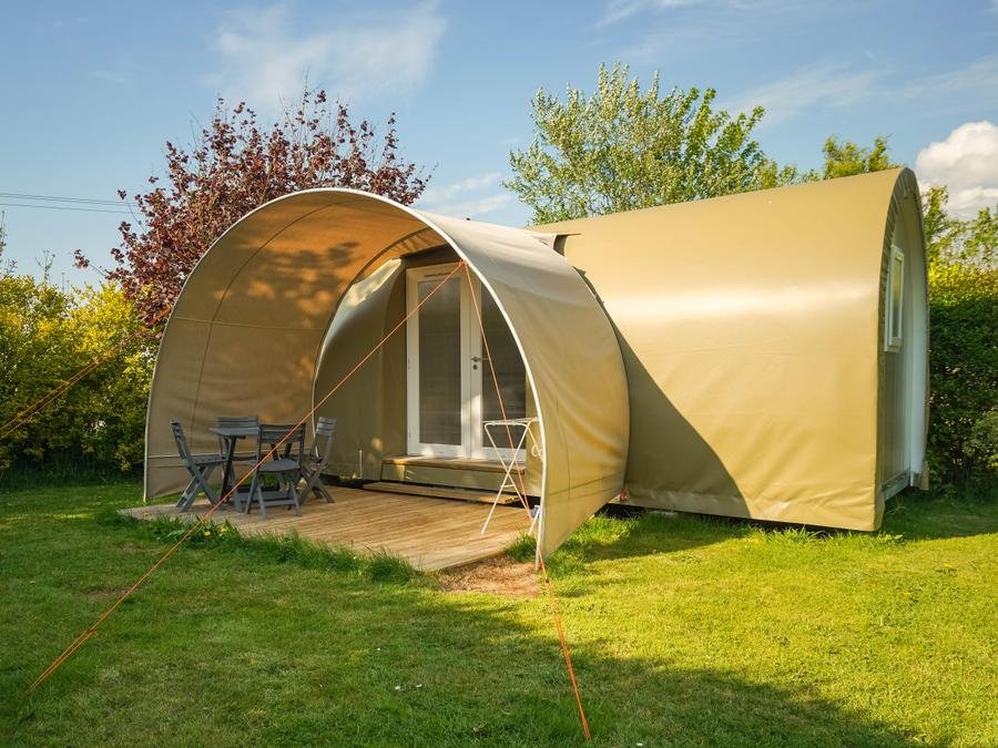 Camping Pas Cher vous présente avec son site Officiel campingpascher.fr, le Camping Les Peupliers classé 3 étoiles, situé sur la commune de Pouldreuzic dans le département Finistère (Bretagne) en France. Le camping Les Peupliers vous propose un hébergement de type bungalow toilé de 16 m². Cet hébergement propose plus de 48 dates différentes pour réserver ! Pour dévouvrir la période la moins chère, consultez la rubrique 'Tarifs' et sélectionnez votre mois de départ. L'établissement vous propose 11 autres types d'hébergements. Découvrez tous nos séjours à petits prix dans la commune et aux alentours de Pouldreuzic du département : Finistère (Bretagne). Les Avis clients pour le Camping Les Peupliers sont excellents avec une note moyenne de 8 sur 10. Piscine extérieure, Aire de jeux enfants, Baby-foot, Canoë-kayak, Centre équestre, Court de tennis, Golf, Location de bateaux, Paddle, Ping-pong, Piscine, Planche à voile, Pétanque, Salle de fitness, Salle de jeux vidéo, Surf, Voile, kiteSurf, Bar, Dépôt de pain, Snack/Bar, Épicerie,... En savoir plus : cliquez-ICI.