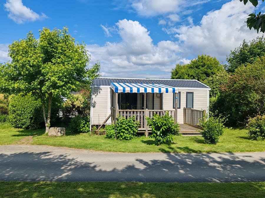 Camping Pas Cher vous présente avec son site Officiel campingpascher.fr, le Camping Les Peupliers classé 3 étoiles, situé sur la commune de Pouldreuzic dans le département Finistère (Bretagne) en France. Le camping Les Peupliers, vous présente un hébergement de type mobil-home de 27 m² et télévision. Le camping Les Peupliers vous propose du dimanche 14 juin au dimanche 21 juin 2026 pour 7 nuits à 387€. Cette location propose 66 dates différentes pour réserver votre séjour. Découvrez également les 11 autres gammes d'hébergements du camping. Les Avis clients pour le Camping Les Peupliers sont excellents avec une note moyenne de 8 sur 10. Piscine extérieure, Aire de jeux enfants, Baby-foot, Canoë-kayak, Centre équestre, Court de tennis, Golf, Location de bateaux, Paddle, Ping-pong, Piscine, Planche à voile, Pétanque, Salle de fitness, Salle de jeux vidéo, Surf, Voile, kiteSurf, Bar, Dépôt de pain, Snack/Bar, Épicerie,... En savoir plus : cliquez-ICI.