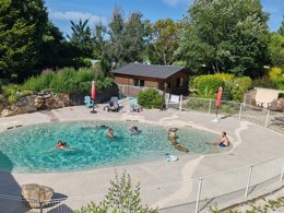 Camping Pas Cher vous présente avec son site Officiel campingpascher.fr, le Camping Les Peupliers classé 3 étoiles, situé sur la commune de Pouldreuzic dans le département Finistère (Bretagne) en France. Le camping Les Peupliers vous propose un hébergement de type bungalow toilé de 16 m². Cet hébergement propose plus de 48 dates différentes pour réserver ! Pour dévouvrir la période la moins chère, consultez la rubrique 'Tarifs' et sélectionnez votre mois de départ. L'établissement vous propose 11 autres types d'hébergements. Découvrez tous nos séjours à petits prix dans la commune et aux alentours de Pouldreuzic du département : Finistère (Bretagne). Les Avis clients pour le Camping Les Peupliers sont excellents avec une note moyenne de 8 sur 10. Piscine extérieure, Aire de jeux enfants, Baby-foot, Canoë-kayak, Centre équestre, Court de tennis, Golf, Location de bateaux, Paddle, Ping-pong, Piscine, Planche à voile, Pétanque, Salle de fitness, Salle de jeux vidéo, Surf, Voile, kiteSurf, Bar, Dépôt de pain, Snack/Bar, Épicerie,... En savoir plus : cliquez-ICI.