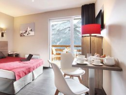 Camping Pas Cher vous présente avec son site Officiel campingpascher.fr, la Résidence Odalys Référence Le Village De Praroustan, située sur la commune de Uvernet Fours dans le département Alpes-de-haute-provence (Provence Alpes Côte D'azur) en France. La résidence Odalys Référence Le Village De Praroustan, vous présente un hébergement de type studio de 22 m² pour 2 personnes et télévision. La résidence Odalys Référence Le Village De Praroustan vous propose du sam. 28 mars au sam. 04 avril 2026 pour 7 nuits à 259€. Cette location propose 24 dates différentes pour réserver votre séjour. Découvrez également les 5 autres gammes d'hébergements de la résidence. Les Avis clients pour la Résidence Odalys Référence Le Village De Praroustan sont de 7 sur 10. Piscine chauffée, Piscine couverte, Centre équestre, Court de tennis, Cyclisme, Randonnée,... En savoir plus : cliquez-ICI.