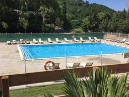 Camping Pas Cher vous présente avec son site Officiel campingpascher.fr, le Camping La Bernede classé 3 étoiles, situé sur la commune de Rennes Les Bains dans le département Aude (Languedoc Roussillon) en France. Le camping La Bernede, vous présente un hébergement de type mobil-home de 27 m² pour 2 personnes. Le camping La Bernede vous propose du sam. 26 septembre au sam. 03 octobre 2026 pour 7 nuits à 510€. Cette location propose 109 dates différentes pour réserver votre séjour. Découvrez également les 3 autres gammes d'hébergements du camping. Les Avis clients pour le Camping La Bernede sont de 7 sur 10. Piscine chauffée, Piscine extérieure, Aire de jeux enfants, Canoë-kayak, Centre équestre, Ping-pong, Pétanque, Randonnée, Bar, Dépôt de pain, Plats à emporter, Restaurant, Supermarché, Épicerie,... En savoir plus : cliquez-ICI.