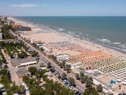 Camping Pas Cher vous présente avec son site Officiel campingpascher.fr, le Camping International Riccione classé 3 étoiles, situé sur la commune de Riccione dans le département Rimini (Emilia Romagna) en Italie. Le camping International Riccione, vous présente un hébergement de type mobil-home de 32 m² avec climatisation. Le camping International Riccione vous proposeun séjour PAS CHER avec une REMISEdu sam. 02 mai au sam. 09 mai 2026, en promotion à -30% pour 7 nuits à 245 € au lieu de 350,0 € soit une Économie de 105 €. Cette location propose 109 dates différentes pour réserver votre séjour. Découvrez également les 4 autres gammes d'hébergements du camping. Les Avis clients pour le Camping International Riccione sont de 7 sur 10. Mer, Animations familiales, Club enfants, Aire de jeux enfants, Court de tennis, Salle de jeux vidéo, Sports nautiques, Surf, Terrain de basketball, Terrain de beach-volley, Terrain de football, Terrain de volley-ball, Tir à l’arc, Bar, Pizzeria, Restaurant, Snack/Bar, Épicerie,... En savoir plus : cliquez-ICI.