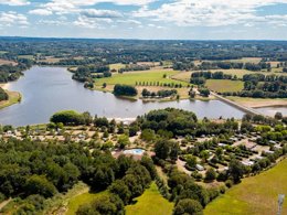 Camping Pas Cher vous présente avec son site Officiel campingpascher.fr, le Camping Flower Des Lacs classé 4 étoiles, situé sur la commune de Pressignac dans le département Charente (Poitou-charentes) en France. Le camping Flower Des Lacs vous propose un hébergement de type tente pour 4 personnes. L'établissement vous propose 13 autres types d'hébergements. Découvrez tous nos séjours à petits prix dans la commune et aux alentours de Pressignac du département : Charente (Poitou-charentes). Les Avis clients pour le Camping Flower Des Lacs sont excellents avec une note moyenne de 8 sur 10. Piscine couverte, Piscine extérieure, Aire de jeux enfants, Baby-foot, Canoë-kayak, Centre équestre, Golf, Piscine, Pétanque, Randonnée, Structure gonflable enfants, Dépôt de pain, Épicerie,... En savoir plus : cliquez-ICI.