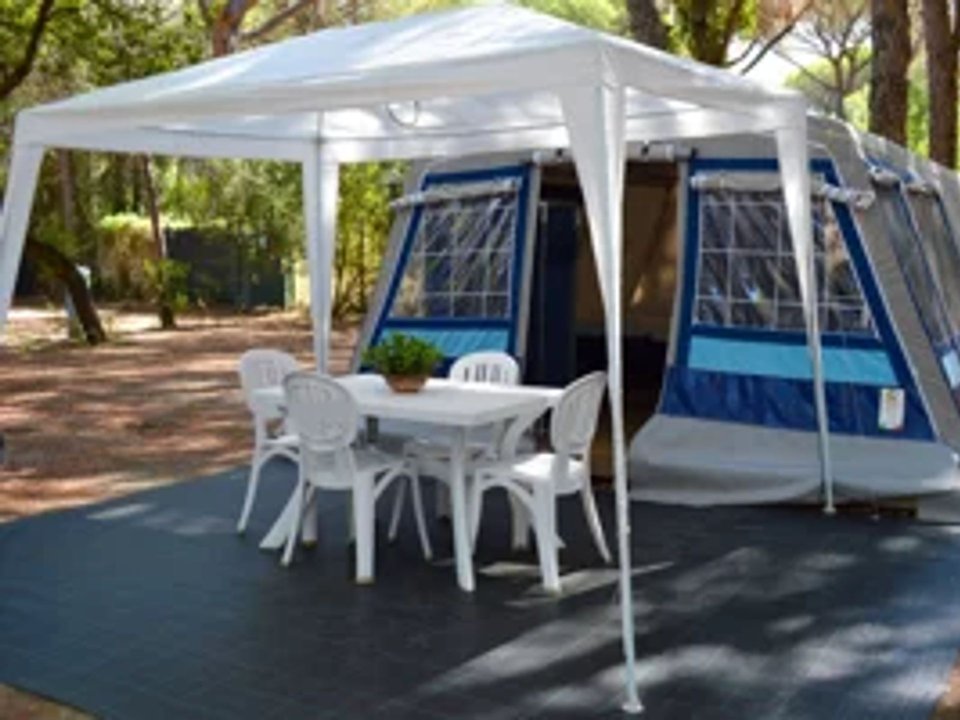 Camping Pas Cher vous présente avec son site Officiel campingpascher.fr, le Camping Principina classé 2 étoiles, situé sur la commune de Principina A Mare dans le département Grosseto (Toscane) en Italie. Le camping Principina vous propose un hébergement de type tente en toile et bois de 17 m² pour 4 personnes. L'établissement vous propose 5 autres types d'hébergements. Découvrez tous nos séjours à petits prix dans la commune et aux alentours de Principina A Mare du département : Grosseto (Toscane). Les Avis clients pour le Camping Principina sont excellents avec une note moyenne de 8 sur 10. Animations familiales, Club ados, Club enfants, Aire de jeux enfants, Cyclisme, Pétanque, Randonnée, Terrain multisports, Bar, Boulangerie, Bureau de tabac, Restaurant, Station-service, Supermarché, Épicerie,... En savoir plus : cliquez-ICI.