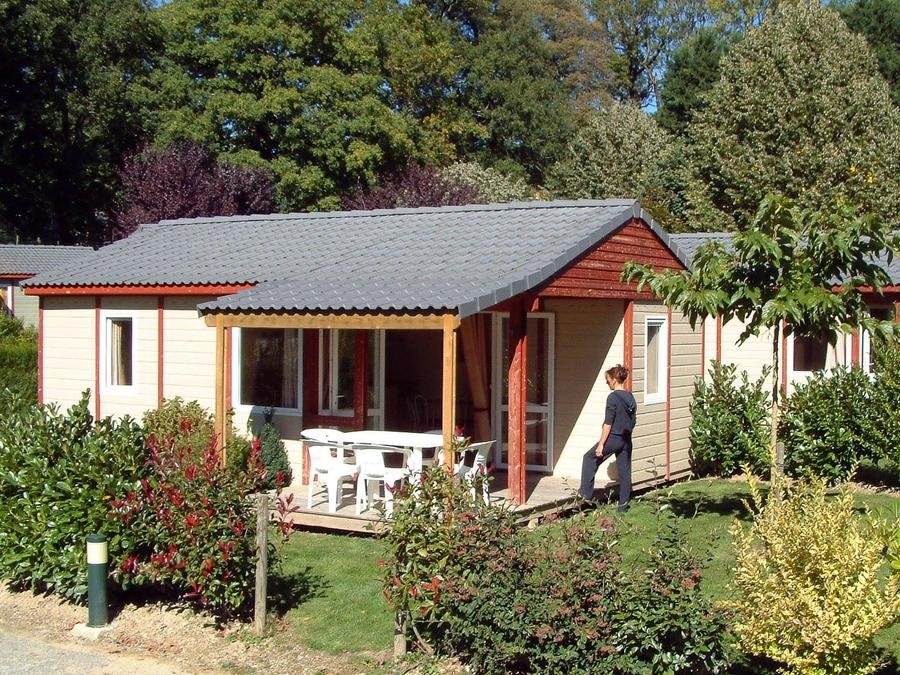 Camping Pas Cher vous présente avec son site Officiel campingpascher.fr, le Camping Le Hameau Saint Martial classé 3 étoiles, situé sur la commune de Rieupeyroux dans le département Aveyron (Midi Pyrénées) en France. Le camping Le Hameau Saint Martial, vous présente un hébergement de type chalet de 34 m². Le camping Le Hameau Saint Martial vous propose du sam. 20 juin au sam. 27 juin 2026 pour 7 nuits à 423€. Cette location propose 12 dates différentes pour réserver votre séjour. Découvrez également les 2 autres gammes d'hébergements du camping. Les Avis clients pour le Camping Le Hameau Saint Martial sont excellents avec une note moyenne de 8 sur 10. LacRivière, Piscine couverte, Piscine extérieure, Animation ados, Animation enfants, Animations familiales, Aire de jeux enfants, Cyclisme, Parcours sportif, Ping-pong, Pétanque, Randonnée, Salle de jeux vidéo, Terrain de badminton, Bar, Boulangerie, Brasserie, Bureau de tabac, Créperie, Dépôt de pain, Pizzeria, Restaurant, Station-service, Supermarché, Épicerie,... En savoir plus : cliquez-ICI.