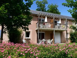 Camping Pas Cher vous présente avec son site Officiel campingpascher.fr, le Village vacances Odalys Référence Le Hameau Du Lac classé 3 étoiles, situé sur la commune de Rignac dans le département Aveyron (Midi Pyrénées) en France. Le village vacances Odalys Référence Le Hameau Du Lac, vous présente un hébergement de type appartement de 34 m² pour 2 personnes et télévision. Le village vacances Odalys Référence Le Hameau Du Lac vous propose du sam. 02 mai au sam. 09 mai 2026 pour 7 nuits à 319€. Cette location propose 24 dates différentes pour réserver votre séjour. Découvrez également les 2 autres gammes d'hébergements du village vacances. Les Avis clients pour le Village vacances Odalys Référence Le Hameau Du Lac sont excellents avec une note moyenne de 8 sur 10. Piscine chauffée, Piscine extérieure, Centre équestre, Court de tennis, Cyclisme, Golf, Randonnée, Boulangerie, Station-service, Supermarché,... En savoir plus : cliquez-ICI.