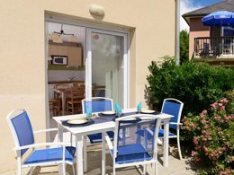 Camping Pas Cher vous présente avec son site Officiel campingpascher.fr, le Village vacances Odalys Référence Le Hameau Du Lac classé 3 étoiles, situé sur la commune de Rignac dans le département Aveyron (Midi Pyrénées) en France. Le village vacances Odalys Référence Le Hameau Du Lac, vous présente un hébergement de type appartement de 27 m² et télévision. Le village vacances Odalys Référence Le Hameau Du Lac vous propose du sam. 04 avril au sam. 11 avril 2026, en promotion à -20% pour 7 nuits à 263,20 € au lieu de 329,0 € soit une Économie de 65,80 €. Cette location propose 24 dates différentes pour réserver votre séjour. Découvrez également les 2 autres gammes d'hébergements du village vacances. Les Avis clients pour le Village vacances Odalys Référence Le Hameau Du Lac sont excellents avec une note moyenne de 8 sur 10. Piscine chauffée, Piscine extérieure, Centre équestre, Court de tennis, Cyclisme, Golf, Randonnée, Boulangerie, Station-service, Supermarché,... En savoir plus : cliquez-ICI.