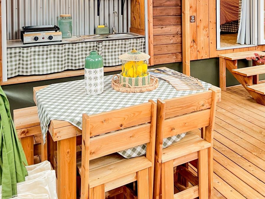 Camping Pas Cher vous présente avec son site Officiel campingpascher.fr, le Camping Flower Le Platin - La Redoute classé 3 étoiles, situé sur la commune de Rivedoux Plage dans le département Charente-maritime (Poitou Charentes) en France. Le camping Flower Le Platin - La Redoute vous propose un hébergement de type mini-maison de 23 m² pour 2 personnes avec climatisation (télévision). L'établissement vous propose 7 autres types d'hébergements. Découvrez tous nos séjours à petits prix dans la commune et aux alentours de Rivedoux Plage du département : Charente-maritime (Poitou Charentes). Les Avis clients pour le Camping Flower Le Platin - La Redoute sont excellents avec une note moyenne de 8 sur 10. Mer, Piscine chauffée, Piscine extérieure, Animations familiales, Club enfants, Aire de jeux enfants, Cyclisme, Ping-pong, Planche à voile, Randonnée, Surf, Voile, Bar,... En savoir plus : cliquez-ICI.