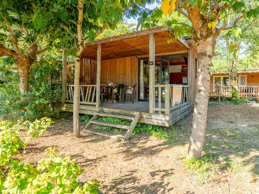 Camping Pas Cher vous présente avec son site Officiel campingpascher.fr, le Camping Ushuaïa Villages Les Fougères classé 4 étoiles, situé sur la commune de Rivedoux Plage dans le département Charente-maritime (Poitou Charentes) en France. Le camping Ushuaïa Villages Les Fougères vous propose un hébergement de type chalet de 28 m² pour 5 personnes avec climatisation (télévision). L'établissement vous propose 12 autres types d'hébergements. Découvrez tous nos séjours à petits prix dans la commune et aux alentours de Rivedoux Plage du département : Charente-maritime (Poitou Charentes). Les Avis clients pour le Camping Ushuaïa Villages Les Fougères sont excellents avec une note moyenne de 8 sur 10. Mer, Piscine chauffée, Piscine extérieure, Aire de jeux enfants, Centre équestre, Court de tennis, Golf, Ping-pong, Pétanque, Terrain de beach-volley, kiteSurf, Boulangerie, Créperie, Restaurant, Supermarché,... En savoir plus : cliquez-ICI.