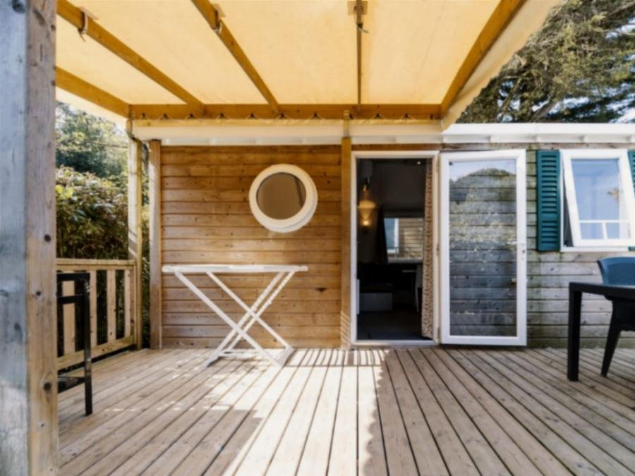 Camping Pas Cher vous présente avec son site Officiel campingpascher.fr, le Camping Ushuaïa Villages Les Fougères classé 4 étoiles, situé sur la commune de Rivedoux Plage dans le département Charente-maritime (Poitou Charentes) en France. Le camping Ushuaïa Villages Les Fougères vous propose un hébergement de type mobil-home de 31 m² pour 6 personnes avec climatisation (télévision). L'établissement vous propose 12 autres types d'hébergements. Découvrez tous nos séjours à petits prix dans la commune et aux alentours de Rivedoux Plage du département : Charente-maritime (Poitou Charentes). Les Avis clients pour le Camping Ushuaïa Villages Les Fougères sont excellents avec une note moyenne de 8 sur 10. Mer, Piscine chauffée, Piscine extérieure, Aire de jeux enfants, Centre équestre, Court de tennis, Golf, Ping-pong, Pétanque, Terrain de beach-volley, kiteSurf, Boulangerie, Créperie, Restaurant, Supermarché,... En savoir plus : cliquez-ICI.