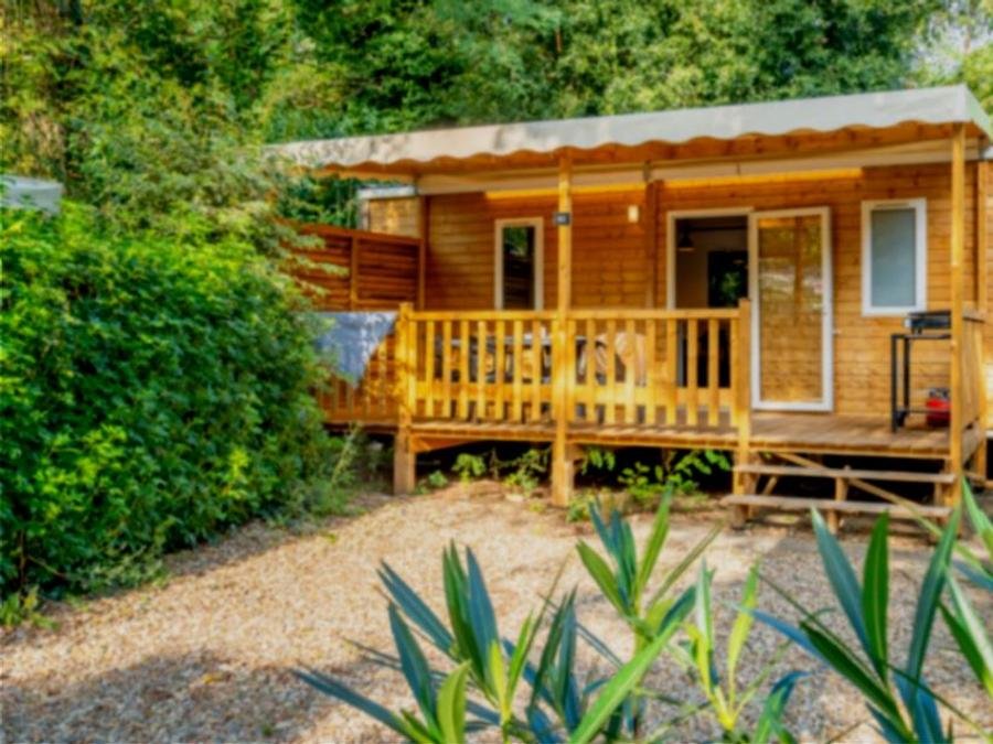Camping Pas Cher vous présente avec son site Officiel campingpascher.fr, le Camping Ushuaïa Villages Les Fougères classé 4 étoiles, situé sur la commune de Rivedoux Plage dans le département Charente-maritime (Poitou Charentes) en France. Le camping Ushuaïa Villages Les Fougères, vous présente un hébergement de type mobil-home de 23 m² avec climatisation et télévision. Le camping Ushuaïa Villages Les Fougères vous propose du sam. 12 septembre au sam. 19 septembre 2026, en promotion à -14% pour 7 nuits à 339 € au lieu de 396,0 € soit une Économie de 57 €. Cette location propose 38 dates différentes pour réserver votre séjour. Découvrez également les 11 autres gammes d'hébergements du camping. Les Avis clients pour le Camping Ushuaïa Villages Les Fougères sont excellents avec une note moyenne de 8 sur 10. Mer, Piscine chauffée, Piscine extérieure, Aire de jeux enfants, Centre équestre, Court de tennis, Golf, Ping-pong, Pétanque, Terrain de beach-volley, kiteSurf, Boulangerie, Créperie, Restaurant, Supermarché,... En savoir plus : cliquez-ICI.
