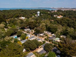Camping Pas Cher vous présente avec son site Officiel campingpascher.fr, le Camping Ushuaïa Villages Les Fougères classé 4 étoiles, situé sur la commune de Rivedoux Plage dans le département Charente-maritime (Poitou Charentes) en France. Le camping Ushuaïa Villages Les Fougères vous propose un hébergement de type mobil-home de 34 m² avec climatisation (télévision). L'établissement vous propose 12 autres types d'hébergements. Découvrez tous nos séjours à petits prix dans la commune et aux alentours de Rivedoux Plage du département : Charente-maritime (Poitou Charentes). Les Avis clients pour le Camping Ushuaïa Villages Les Fougères sont excellents avec une note moyenne de 8 sur 10. Mer, Piscine chauffée, Piscine extérieure, Aire de jeux enfants, Centre équestre, Court de tennis, Golf, Ping-pong, Pétanque, Terrain de beach-volley, kiteSurf, Boulangerie, Créperie, Restaurant, Supermarché,... En savoir plus : cliquez-ICI.