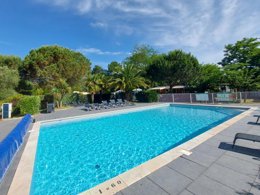 Camping Pas Cher vous présente avec son site Officiel campingpascher.fr, le Camping Ushuaïa Villages Les Fougères classé 4 étoiles, situé sur la commune de Rivedoux Plage dans le département Charente-maritime (Poitou Charentes) en France. Le camping Ushuaïa Villages Les Fougères, vous présente un hébergement de type mobil-home de 18 m² pour 2 personnes avec climatisation et télévision. Le camping Ushuaïa Villages Les Fougères vous propose du mercredi 01 avril au mercredi 08 avril 2026, en promotion à -15% pour 7 nuits à 241 € au lieu de 284,0 € soit une Économie de 43 €. Cette location propose 139 dates différentes pour réserver votre séjour. Découvrez également les 12 autres gammes d'hébergements du camping. Les Avis clients pour le Camping Ushuaïa Villages Les Fougères sont excellents avec une note moyenne de 8 sur 10. Mer, Piscine chauffée, Piscine extérieure, Aire de jeux enfants, Centre équestre, Court de tennis, Golf, Ping-pong, Pétanque, Terrain de beach-volley, kiteSurf, Boulangerie, Créperie, Restaurant, Supermarché,... En savoir plus : cliquez-ICI.