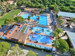 Camping Pas Cher vous présente avec son site Officiel campingpascher.fr, le Camping Stel - Roda De Bara classé 4 étoiles, situé sur la commune de Roda De Bara dans le département Tarragone (Catalogne) en Espagne. Le camping Stel - Roda De Bara, vous présente un hébergement de type bungalow de 15 m² avec climatisation et télévision. Le camping Stel - Roda De Bara vous propose du lundi 15 juin au lundi 22 juin 2026 pour 7 nuits à 835€. Cette location propose 14 dates différentes pour réserver votre séjour. Découvrez également les 4 autres gammes d'hébergements du camping. Les Avis clients pour le Camping Stel - Roda De Bara sont excellents avec une note moyenne de 8 sur 10. Piscine extérieure, Animations familiales, Club ados, Club enfants, Aire de jeux enfants, Court de tennis, Golf, Ping-pong, Pétanque, Salle de fitness, Terrain de football, Terrain multisports, Bar, Boulangerie, Pizzeria, Plats à emporter, Restaurant, Épicerie,... En savoir plus : cliquez-ICI.