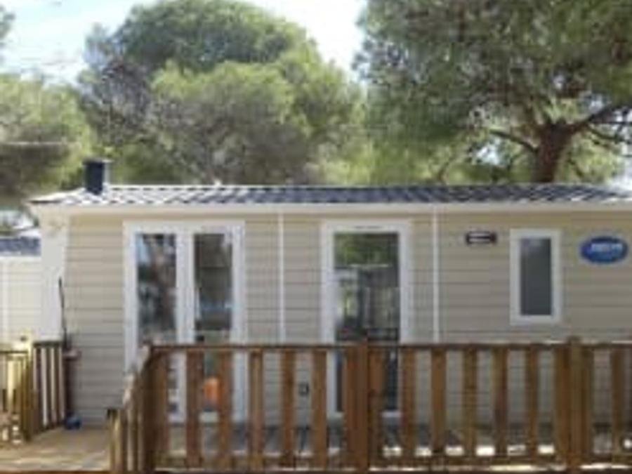 Camping Pas Cher vous présente avec son site Officiel campingpascher.fr, le Camping Playa Bara classé 4 étoiles, situé sur la commune de Roda De Bara dans le département Tarragone (Catalogne) en Espagne. Le camping Playa Bara, vous présente un hébergement de type mobil-home de 24 m² avec climatisation. Le camping Playa Bara vous proposeun séjour PAS CHER avec une REMISEdu lundi 14 septembre au lundi 21 septembre 2026, en promotion à -50% pour 7 nuits à 245 € au lieu de 490,0 € soit une Économie de 245 €. Cette location propose 7 dates différentes pour réserver votre séjour. Découvrez également les 5 autres gammes d'hébergements du camping. Les Avis clients pour le Camping Playa Bara sont excellents avec une note moyenne de 8 sur 10. Mer, Piscine couverte, Piscine extérieure, Animations familiales, Club enfants, Aire de jeux enfants, Canoë-kayak, Centre équestre, Court de tennis, Cyclisme, Golf, Jet-ski, Ping-pong, Piscine, Planche à voile, Plongée, Pétanque, Salle de fitness, Salle de jeux vidéo, Terrain de badminton, Terrain de football, Terrain de volley-ball, Terrain multisports, Bar, Restaurant, Snack/Bar, Épicerie,... En savoir plus : cliquez-ICI.
