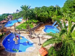 Camping Pas Cher vous présente avec son site Officiel campingpascher.fr, le Camping Playa Bara classé 4 étoiles, situé sur la commune de Roda De Bara dans le département Tarragone (Catalogne) en Espagne. Le camping Playa Bara, vous présente un hébergement de type mobil-home de 24 m² avec climatisation. Le camping Playa Bara vous proposeun séjour PAS CHER avec une REMISEdu lundi 14 septembre au lundi 21 septembre 2026, en promotion à -50% pour 7 nuits à 245 € au lieu de 490,0 € soit une Économie de 245 €. Cette location propose 7 dates différentes pour réserver votre séjour. Découvrez également les 5 autres gammes d'hébergements du camping. Les Avis clients pour le Camping Playa Bara sont excellents avec une note moyenne de 8 sur 10. Mer, Piscine couverte, Piscine extérieure, Animations familiales, Club enfants, Aire de jeux enfants, Canoë-kayak, Centre équestre, Court de tennis, Cyclisme, Golf, Jet-ski, Ping-pong, Piscine, Planche à voile, Plongée, Pétanque, Salle de fitness, Salle de jeux vidéo, Terrain de badminton, Terrain de football, Terrain de volley-ball, Terrain multisports, Bar, Restaurant, Snack/Bar, Épicerie,... En savoir plus : cliquez-ICI.