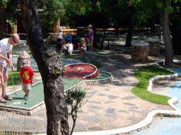 Camping Pas Cher vous présente avec son site Officiel campingpascher.fr, le Camping Playa Bara classé 4 étoiles, situé sur la commune de Roda De Bara dans le département Tarragone (Catalogne) en Espagne. Le camping Playa Bara, vous présente un hébergement de type mobil-home de 27 m² avec climatisation. Le camping Playa Bara vous proposeun séjour PAS CHER avec une REMISEdu sam. 02 mai au sam. 09 mai 2026, en promotion à -50% pour 7 nuits à 266 € au lieu de 532,0 € soit une Économie de 266 €. Cette location propose 61 dates différentes pour réserver votre séjour. Découvrez également les 3 autres gammes d'hébergements du camping. Les Avis clients pour le Camping Playa Bara sont excellents avec une note moyenne de 8 sur 10. Mer, Piscine couverte, Piscine extérieure, Animations familiales, Club enfants, Aire de jeux enfants, Canoë-kayak, Centre équestre, Court de tennis, Cyclisme, Golf, Jet-ski, Ping-pong, Piscine, Planche à voile, Plongée, Pétanque, Salle de fitness, Salle de jeux vidéo, Terrain de badminton, Terrain de football, Terrain de volley-ball, Terrain multisports, Bar, Restaurant, Snack/Bar, Épicerie,... En savoir plus : cliquez-ICI.