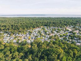 Camping Pas Cher vous présente avec son site Officiel campingpascher.fr, le Camping Siblu La Pignade - Funpass Inclus classé 4 étoiles, situé sur la commune de Ronce Les Bains dans le département Charente-maritime (Poitou Charentes) en France. Le camping Siblu La Pignade - Funpass Inclus, vous présente un hébergement de type mobil-home de 37 m² avec climatisation. Le camping Siblu La Pignade - Funpass Inclus vous proposeun séjour PAS CHER avec une REMISEdu sam. 12 septembre au sam. 19 septembre 2026, en promotion à -30% pour 7 nuits à 343 € au lieu de 490,0 € soit une Économie de 147 €. Cette location propose 29 dates différentes pour réserver votre séjour. Découvrez également les 12 autres gammes d'hébergements du camping. Les Avis clients pour le Camping Siblu La Pignade - Funpass Inclus sont excellents avec une note moyenne de 8 sur 10. Piscine chauffée, Piscine couverte, Animations familiales, Club ados, Club enfants, Aire de jeux enfants, Centre équestre, Court de tennis, Golf, Ping-pong, Piscine, Pétanque, Salle de jeux vidéo, Sports nautiques, Terrain multisports, Tir à l’arc, Bar, Pizzeria, Plats à emporter, Restaurant, Snack/Bar, Épicerie,... En savoir plus : cliquez-ICI.