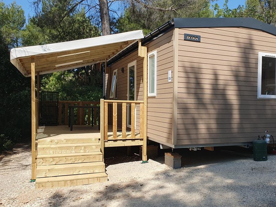 Camping Pas Cher vous présente avec son site Officiel campingpascher.fr, le Camping Le Cézanne classé 2 étoiles, situé sur la commune de Puyloubier dans le département Bouches-du-rhône (Provence Alpes Côte D'azur) en France. Le camping Le Cézanne, vous présente un hébergement de type mobil-home de 27 m² avec climatisation. Le camping Le Cézanne vous propose du dimanche 28 juin au dimanche 05 juillet 2026 pour 7 nuits à 599€. Cette location propose 90 dates différentes pour réserver votre séjour. Découvrez également les 4 autres gammes d'hébergements du camping. Les Avis clients pour le Camping Le Cézanne sont excellents avec une note moyenne de 10 sur 10. Aire de jeux enfants, Court de tennis, Pétanque, Randonnée, Terrain de football, Dépôt de pain, Épicerie,... En savoir plus : cliquez-ICI.