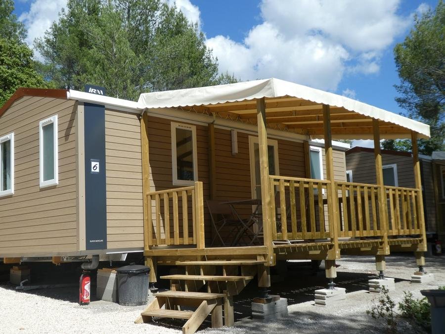 Camping Pas Cher vous présente avec son site Officiel campingpascher.fr, le Camping Le Cézanne classé 2 étoiles, situé sur la commune de Puyloubier dans le département Bouches-du-rhône (Provence Alpes Côte D'azur) en France. Le camping Le Cézanne, vous présente un hébergement de type mobil-home de 27 m² avec climatisation. Le camping Le Cézanne vous propose du dimanche 28 juin au dimanche 05 juillet 2026 pour 7 nuits à 669€. Cette location propose 113 dates différentes pour réserver votre séjour. Découvrez également les 4 autres gammes d'hébergements du camping. Les Avis clients pour le Camping Le Cézanne sont excellents avec une note moyenne de 10 sur 10. Aire de jeux enfants, Court de tennis, Pétanque, Randonnée, Terrain de football, Dépôt de pain, Épicerie,... En savoir plus : cliquez-ICI.