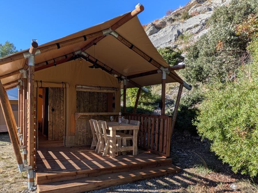 Camping Pas Cher vous présente avec son site Officiel campingpascher.fr, le Camping Le Cézanne classé 2 étoiles, situé sur la commune de Puyloubier dans le département Bouches-du-rhône (Provence Alpes Côte D'azur) en France. Le camping Le Cézanne, vous présente un hébergement de type lodge de 15 m² pour 2 personnes. Le camping Le Cézanne vous propose du dimanche 13 septembre au dimanche 20 septembre 2026 pour 7 nuits à 448€. Cette location propose 57 dates différentes pour réserver votre séjour. Découvrez également les 6 autres gammes d'hébergements du camping. Les Avis clients pour le Camping Le Cézanne sont excellents avec une note moyenne de 10 sur 10. Aire de jeux enfants, Court de tennis, Pétanque, Randonnée, Terrain de football, Dépôt de pain, Épicerie,... En savoir plus : cliquez-ICI.