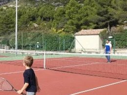 Camping Pas Cher vous présente avec son site Officiel campingpascher.fr, le Camping Le Cézanne classé 2 étoiles, situé sur la commune de Puyloubier dans le département Bouches-du-rhône (Provence Alpes Côte D'azur) en France. Le camping Le Cézanne, vous présente un hébergement de type lodge. Le camping Le Cézanne vous propose du sam. 07 mars au sam. 14 mars 2026 pour 7 nuits à 380€. Cette location propose 221 dates différentes pour réserver votre séjour. Découvrez également les 4 autres gammes d'hébergements du camping. Les Avis clients pour le Camping Le Cézanne sont excellents avec une note moyenne de 10 sur 10. Aire de jeux enfants, Court de tennis, Pétanque, Randonnée, Terrain de football, Dépôt de pain, Épicerie,... En savoir plus : cliquez-ICI.