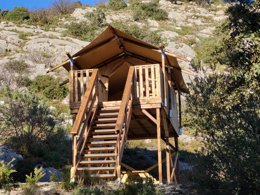 Camping Pas Cher vous présente avec son site Officiel campingpascher.fr, le Camping Le Cézanne classé 2 étoiles, situé sur la commune de Puyloubier dans le département Bouches-du-rhône (Provence Alpes Côte D'azur) en France. Le camping Le Cézanne, vous présente un hébergement de type lodge. Le camping Le Cézanne vous propose du sam. 07 mars au sam. 14 mars 2026 pour 7 nuits à 380€. Cette location propose 221 dates différentes pour réserver votre séjour. Découvrez également les 4 autres gammes d'hébergements du camping. Les Avis clients pour le Camping Le Cézanne sont excellents avec une note moyenne de 10 sur 10. Aire de jeux enfants, Court de tennis, Pétanque, Randonnée, Terrain de football, Dépôt de pain, Épicerie,... En savoir plus : cliquez-ICI.