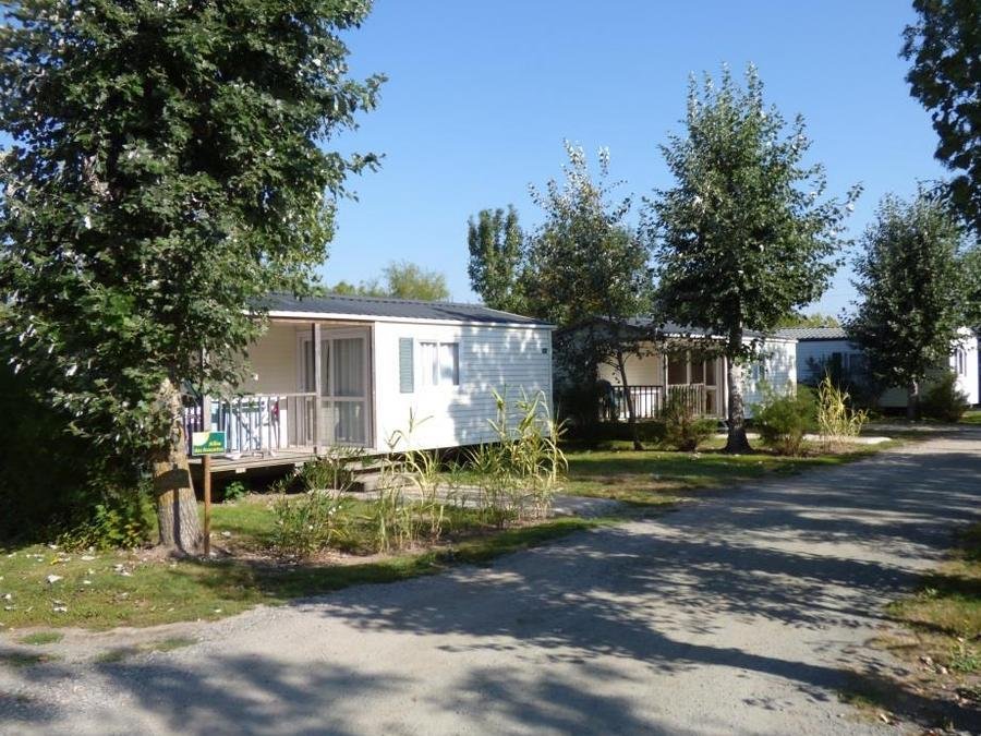 Camping Pas Cher vous présente avec son site Officiel campingpascher.fr, le Camping Le Merval classé 3 étoiles, situé sur la commune de Puyravault dans le département Vendée (Pays De La Loire) en France. Le camping Le Merval, vous présente un hébergement de type mobil-home de 24 m² et télévision. Le camping Le Merval vous propose du sam. 29 août au sam. 05 septembre 2026 pour 7 nuits à 175€. Cette location propose 33 dates différentes pour réserver votre séjour. Découvrez également les 7 autres gammes d'hébergements du camping. Les Avis clients pour le Camping Le Merval sont excellents avec une note moyenne de 8 sur 10. Piscine chauffée, Piscine extérieure, Animations familiales, Aire de jeux enfants, Baby-foot, Cyclisme, Piscine, Pétanque, Randonnée, Bar, Snack/Bar, Épicerie,... En savoir plus : cliquez-ICI.