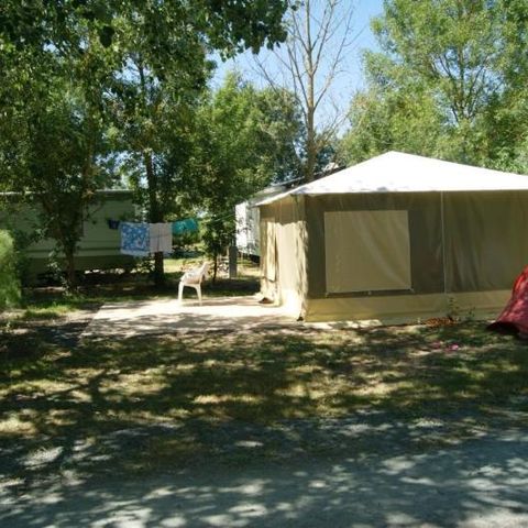 Cliquez pour découvrir toutes les photos de l'HÉBERGEMENT ! bungalow toilé - Le Merval photo 2