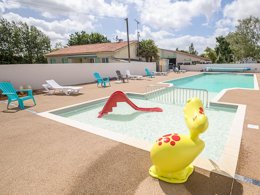 Camping Pas Cher vous présente avec son site Officiel campingpascher.fr, le Camping Le Merval classé 3 étoiles, situé sur la commune de Puyravault dans le département Vendée (Pays De La Loire) en France. Le camping Le Merval, vous présente un hébergement de type bungalow toilé de 16 m² pour 4 personnes. Le camping Le Merval vous propose du sam. 20 juin au sam. 27 juin 2026 pour 7 nuits à 160€. Cette location propose 9 dates différentes pour réserver votre séjour. Découvrez également les 7 autres gammes d'hébergements du camping. Les Avis clients pour le Camping Le Merval sont excellents avec une note moyenne de 8 sur 10. Piscine chauffée, Piscine extérieure, Animations familiales, Aire de jeux enfants, Baby-foot, Cyclisme, Piscine, Pétanque, Randonnée, Bar, Snack/Bar, Épicerie,... En savoir plus : cliquez-ICI.