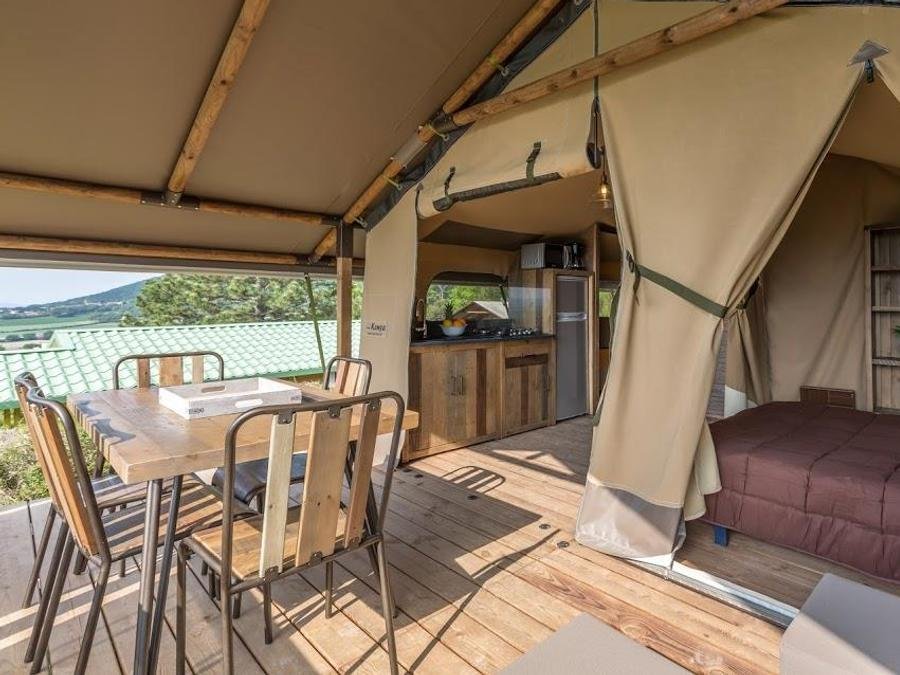 Camping Pas Cher vous présente avec son site Officiel campingpascher.fr, le Camping Flower Moulin Des Iscles classé 3 étoiles, situé sur la commune de Roquebrune Sur Argens dans le département Var (Provence Alpes Côte D'azur) en France. Le camping Flower Moulin Des Iscles, vous présente un hébergement de type tente en toile et bois de 34 m² pour 5 personnes avec climatisation et télévision. Le camping Flower Moulin Des Iscles vous proposeun séjour PAS CHER avec une REMISEdu vendredi 26 juin au vendredi 03 juillet 2026, en promotion à -46% pour 7 nuits à 449 € au lieu de 832,0 € soit une Économie de 383 €. Cette location propose 28 dates différentes pour réserver votre séjour. Découvrez également les 13 autres gammes d'hébergements du camping. Les Avis clients pour le Camping Flower Moulin Des Iscles sont excellents avec une note moyenne de 8 sur 10. LacMerRivière, Piscine chauffée, Piscine extérieure, Animations familiales, Aire de jeux enfants, Baby-foot, Canoë-kayak, Centre équestre, Court de padel en extérieur, Court de tennis, Golf, Ping-pong, Piscine, Pétanque, Randonnée, Terrain de beach-volley, Bar, Bureau de tabac, Dépôt de pain, Plats à emporter, Restaurant, Snack/Bar, Supermarché, Épicerie,... En savoir plus : cliquez-ICI.