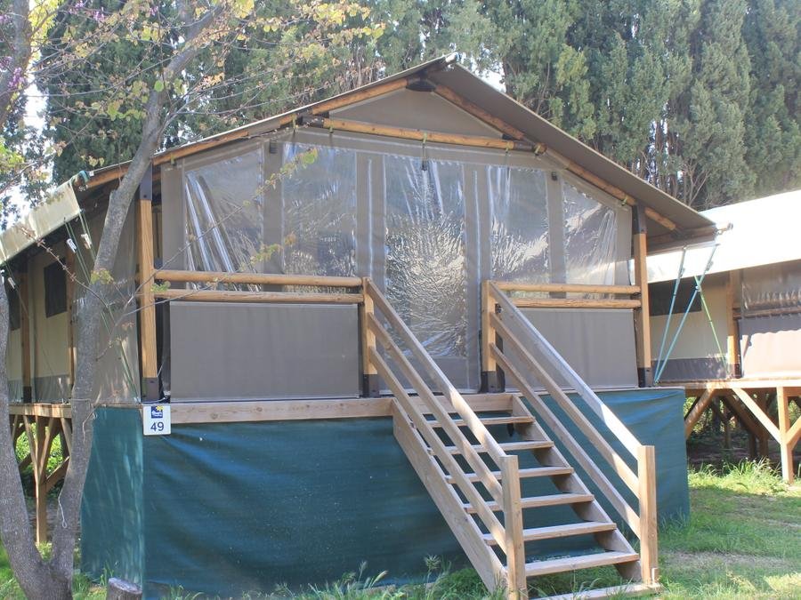 Camping Pas Cher vous présente avec son site Officiel campingpascher.fr, le Camping Flower Moulin Des Iscles classé 3 étoiles, situé sur la commune de Roquebrune Sur Argens dans le département Var (Provence Alpes Côte D'azur) en France. Le camping Flower Moulin Des Iscles, vous présente un hébergement de type tente en toile et bois de 34 m² pour 5 personnes avec climatisation et télévision. Le camping Flower Moulin Des Iscles vous proposeun séjour PAS CHER avec une REMISEdu vendredi 05 juin au vendredi 12 juin 2026 avec une PROMO de DERNIÈRE MINUTE, en promotion à -39% pour 7 nuits à 449 € au lieu de 742,0 € soit une Économie de 293 €. Cette location propose 53 dates différentes pour réserver votre séjour. Découvrez également les 13 autres gammes d'hébergements du camping. Les Avis clients pour le Camping Flower Moulin Des Iscles sont excellents avec une note moyenne de 8 sur 10. LacMerRivière, Piscine chauffée, Piscine extérieure, Animations familiales, Aire de jeux enfants, Baby-foot, Canoë-kayak, Centre équestre, Court de padel en extérieur, Court de tennis, Golf, Ping-pong, Piscine, Pétanque, Randonnée, Terrain de beach-volley, Bar, Bureau de tabac, Dépôt de pain, Plats à emporter, Restaurant, Snack/Bar, Supermarché, Épicerie,... En savoir plus : cliquez-ICI.