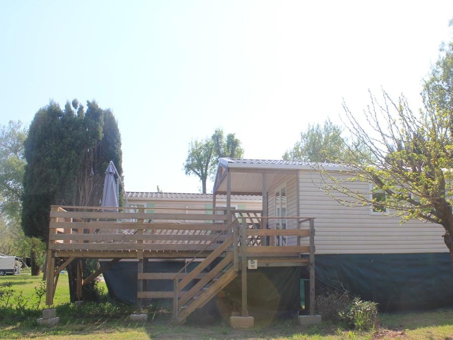 Camping Pas Cher vous présente avec son site Officiel campingpascher.fr, le Camping Flower Moulin Des Iscles classé 3 étoiles, situé sur la commune de Roquebrune Sur Argens dans le département Var (Provence Alpes Côte D'azur) en France. Le camping Flower Moulin Des Iscles, vous présente un hébergement de type mobil-home de 24 m² pour 4 personnes avec climatisation et télévision. Le camping Flower Moulin Des Iscles vous propose du jeudi 17 septembre au jeudi 24 septembre 2026, en promotion à -16% pour 7 nuits à 379 € au lieu de 455,0 € soit une Économie de 76 €. Cette location propose 39 dates différentes pour réserver votre séjour. Découvrez également les 13 autres gammes d'hébergements du camping. Les Avis clients pour le Camping Flower Moulin Des Iscles sont excellents avec une note moyenne de 8 sur 10. LacMerRivière, Piscine chauffée, Piscine extérieure, Animations familiales, Aire de jeux enfants, Baby-foot, Canoë-kayak, Centre équestre, Court de padel en extérieur, Court de tennis, Golf, Ping-pong, Piscine, Pétanque, Randonnée, Terrain de beach-volley, Bar, Bureau de tabac, Dépôt de pain, Plats à emporter, Restaurant, Snack/Bar, Supermarché, Épicerie,... En savoir plus : cliquez-ICI.