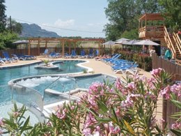Camping Pas Cher vous présente avec son site Officiel campingpascher.fr, le Camping Flower Moulin Des Iscles classé 3 étoiles, situé sur la commune de Roquebrune Sur Argens dans le département Var (Provence Alpes Côte D'azur) en France. Le camping Flower Moulin Des Iscles, vous présente un hébergement de type mobil-home de 17 m² pour 2 personnes avec climatisation et télévision. Le camping Flower Moulin Des Iscles vous propose du sam. 10 octobre au sam. 17 octobre 2026, en promotion à -12% pour 7 nuits à 299 € au lieu de 343,0 € soit une Économie de 44 €. Cette location propose 7 dates différentes pour réserver votre séjour. Découvrez également les 13 autres gammes d'hébergements du camping. Les Avis clients pour le Camping Flower Moulin Des Iscles sont excellents avec une note moyenne de 8 sur 10. LacMerRivière, Piscine chauffée, Piscine extérieure, Animations familiales, Aire de jeux enfants, Baby-foot, Canoë-kayak, Centre équestre, Court de padel en extérieur, Court de tennis, Golf, Ping-pong, Piscine, Pétanque, Randonnée, Terrain de beach-volley, Bar, Bureau de tabac, Dépôt de pain, Plats à emporter, Restaurant, Snack/Bar, Supermarché, Épicerie,... En savoir plus : cliquez-ICI.