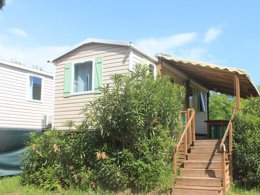 Camping Pas Cher vous présente avec son site Officiel campingpascher.fr, le Camping Flower Moulin Des Iscles classé 3 étoiles, situé sur la commune de Roquebrune Sur Argens dans le département Var (Provence Alpes Côte D'azur) en France. Le camping Flower Moulin Des Iscles, vous présente un hébergement de type mobil-home de 23 m² pour 4 personnes avec climatisation et télévision. Le camping Flower Moulin Des Iscles vous proposeun séjour PAS CHER avec une REMISEdu mardi 26 mai au mardi 02 juin 2026, en promotion à -31% pour 7 nuits à 379 € au lieu de 553,0 € soit une Économie de 174 €. Cette location propose 150 dates différentes pour réserver votre séjour. Découvrez également les 13 autres gammes d'hébergements du camping. Les Avis clients pour le Camping Flower Moulin Des Iscles sont excellents avec une note moyenne de 8 sur 10. LacMerRivière, Piscine chauffée, Piscine extérieure, Animations familiales, Aire de jeux enfants, Baby-foot, Canoë-kayak, Centre équestre, Court de padel en extérieur, Court de tennis, Golf, Ping-pong, Piscine, Pétanque, Randonnée, Terrain de beach-volley, Bar, Bureau de tabac, Dépôt de pain, Plats à emporter, Restaurant, Snack/Bar, Supermarché, Épicerie,... En savoir plus : cliquez-ICI.