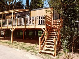 Camping Pas Cher vous présente avec son site Officiel campingpascher.fr, le Camping Flower Moulin Des Iscles classé 3 étoiles, situé sur la commune de Roquebrune Sur Argens dans le département Var (Provence Alpes Côte D'azur) en France. Le camping Flower Moulin Des Iscles, vous présente un hébergement de type mobil-home de 22 m² pour 4 personnes avec climatisation et télévision. Le camping Flower Moulin Des Iscles vous proposeun séjour PAS CHER avec une REMISEdu mardi 26 mai au mardi 02 juin 2026, en promotion à -37% pour 7 nuits à 379 € au lieu de 609,0 € soit une Économie de 230 €. Cette location propose 150 dates différentes pour réserver votre séjour. Découvrez également les 13 autres gammes d'hébergements du camping. Les Avis clients pour le Camping Flower Moulin Des Iscles sont excellents avec une note moyenne de 8 sur 10. LacMerRivière, Piscine chauffée, Piscine extérieure, Animations familiales, Aire de jeux enfants, Baby-foot, Canoë-kayak, Centre équestre, Court de padel en extérieur, Court de tennis, Golf, Ping-pong, Piscine, Pétanque, Randonnée, Terrain de beach-volley, Bar, Bureau de tabac, Dépôt de pain, Plats à emporter, Restaurant, Snack/Bar, Supermarché, Épicerie,... En savoir plus : cliquez-ICI.
