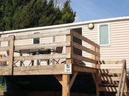 Camping Pas Cher vous présente avec son site Officiel campingpascher.fr, le Camping Flower Moulin Des Iscles classé 3 étoiles, situé sur la commune de Roquebrune Sur Argens dans le département Var (Provence Alpes Côte D'azur) en France. Le camping Flower Moulin Des Iscles, vous présente un hébergement de type mobil-home de 27 m² pour 6 personnes avec climatisation et télévision. Le camping Flower Moulin Des Iscles vous proposeun séjour PAS CHER avec une REMISEdu sam. 23 mai au sam. 30 mai 2026, en promotion à -46% pour 7 nuits à 399 € au lieu de 739,0 € soit une Économie de 340 €. Cette location propose 148 dates différentes pour réserver votre séjour. Découvrez également les 13 autres gammes d'hébergements du camping. Les Avis clients pour le Camping Flower Moulin Des Iscles sont excellents avec une note moyenne de 8 sur 10. LacMerRivière, Piscine chauffée, Piscine extérieure, Animations familiales, Aire de jeux enfants, Baby-foot, Canoë-kayak, Centre équestre, Court de padel en extérieur, Court de tennis, Golf, Ping-pong, Piscine, Pétanque, Randonnée, Terrain de beach-volley, Bar, Bureau de tabac, Dépôt de pain, Plats à emporter, Restaurant, Snack/Bar, Supermarché, Épicerie,... En savoir plus : cliquez-ICI.