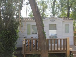 Camping Pas Cher vous présente avec son site Officiel campingpascher.fr, le Camping Flower Moulin Des Iscles classé 3 étoiles, situé sur la commune de Roquebrune Sur Argens dans le département Var (Provence Alpes Côte D'azur) en France. Le camping Flower Moulin Des Iscles, vous présente un hébergement de type mobil-home de 24 m² pour 4 personnes avec climatisation et télévision. Le camping Flower Moulin Des Iscles vous proposeun séjour PAS CHER avec une REMISEdu mardi 26 mai au mardi 02 juin 2026, en promotion à -39% pour 7 nuits à 379 € au lieu de 623,0 € soit une Économie de 244 €. Cette location propose 149 dates différentes pour réserver votre séjour. Découvrez également les 13 autres gammes d'hébergements du camping. Les Avis clients pour le Camping Flower Moulin Des Iscles sont excellents avec une note moyenne de 8 sur 10. LacMerRivière, Piscine chauffée, Piscine extérieure, Animations familiales, Aire de jeux enfants, Baby-foot, Canoë-kayak, Centre équestre, Court de padel en extérieur, Court de tennis, Golf, Ping-pong, Piscine, Pétanque, Randonnée, Terrain de beach-volley, Bar, Bureau de tabac, Dépôt de pain, Plats à emporter, Restaurant, Snack/Bar, Supermarché, Épicerie,... En savoir plus : cliquez-ICI.