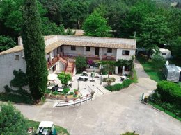 Camping Pas Cher vous présente avec son site Officiel campingpascher.fr, le Camping Flower Moulin Des Iscles classé 3 étoiles, situé sur la commune de Roquebrune Sur Argens dans le département Var (Provence Alpes Côte D'azur) en France. Le camping Flower Moulin Des Iscles, vous présente un hébergement de type tente en toile et bois de 34 m² pour 5 personnes avec climatisation et télévision. Le camping Flower Moulin Des Iscles vous proposeun séjour PAS CHER avec une REMISEdu mardi 26 mai au mardi 02 juin 2026, en promotion à -46% pour 7 nuits à 399 € au lieu de 742,0 € soit une Économie de 343 €. Cette location propose 88 dates différentes pour réserver votre séjour. Découvrez également les 13 autres gammes d'hébergements du camping. Les Avis clients pour le Camping Flower Moulin Des Iscles sont excellents avec une note moyenne de 8 sur 10. LacMerRivière, Piscine chauffée, Piscine extérieure, Animations familiales, Aire de jeux enfants, Baby-foot, Canoë-kayak, Centre équestre, Court de padel en extérieur, Court de tennis, Golf, Ping-pong, Piscine, Pétanque, Randonnée, Terrain de beach-volley, Bar, Bureau de tabac, Dépôt de pain, Plats à emporter, Restaurant, Snack/Bar, Supermarché, Épicerie,... En savoir plus : cliquez-ICI.