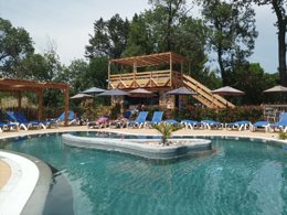 Camping Pas Cher vous présente avec son site Officiel campingpascher.fr, le Camping Flower Moulin Des Iscles classé 3 étoiles, situé sur la commune de Roquebrune Sur Argens dans le département Var (Provence Alpes Côte D'azur) en France. Le camping Flower Moulin Des Iscles, vous présente un hébergement de type tente en toile et bois de 16 m² pour 4 personnes avec climatisation. Le camping Flower Moulin Des Iscles vous proposeun séjour PAS CHER avec une REMISEdu vendredi 26 juin au vendredi 03 juillet 2026, en promotion à -47% pour 7 nuits à 249 € au lieu de 471,0 € soit une Économie de 222 €. Cette location propose 150 dates différentes pour réserver votre séjour. Découvrez également les 13 autres gammes d'hébergements du camping. Les Avis clients pour le Camping Flower Moulin Des Iscles sont excellents avec une note moyenne de 8 sur 10. LacMerRivière, Piscine chauffée, Piscine extérieure, Animations familiales, Aire de jeux enfants, Baby-foot, Canoë-kayak, Centre équestre, Court de padel en extérieur, Court de tennis, Golf, Ping-pong, Piscine, Pétanque, Randonnée, Terrain de beach-volley, Bar, Bureau de tabac, Dépôt de pain, Plats à emporter, Restaurant, Snack/Bar, Supermarché, Épicerie,... En savoir plus : cliquez-ICI.