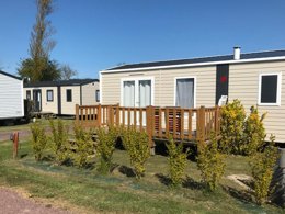 Camping Pas Cher vous présente avec son site Officiel campingpascher.fr, le Camping Le Rivage classé 4 étoiles, situé sur la commune de Quettehou dans le département Manche (Basse Normandie) en France. Le camping Le Rivage, vous présente un hébergement de type mobil-home de 32 m² et télévision. Le camping Le Rivage vous propose du mercredi 08 avril au mercredi 15 avril 2026, en promotion à -10% pour 7 nuits à 344,57 € au lieu de 382,86 € soit une Économie de 38,29 €. Cette location propose 109 dates différentes pour réserver votre séjour. Découvrez également les 14 autres gammes d'hébergements du camping. Les Avis clients pour le Camping Le Rivage sont excellents avec une note moyenne de 8 sur 10. Piscine chauffée, Piscine couverte, Club enfants, Aire de jeux enfants, Pétanque, Structure gonflable enfants, Terrain multisports, Trampoline, Dépôt de pain, Plats à emporter, Snack/Bar, Épicerie,... En savoir plus : cliquez-ICI.